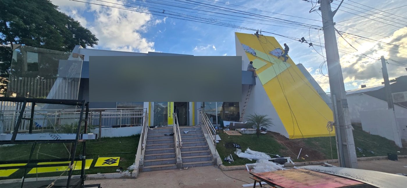 Acabamento e pintura de fachada em obra comercial