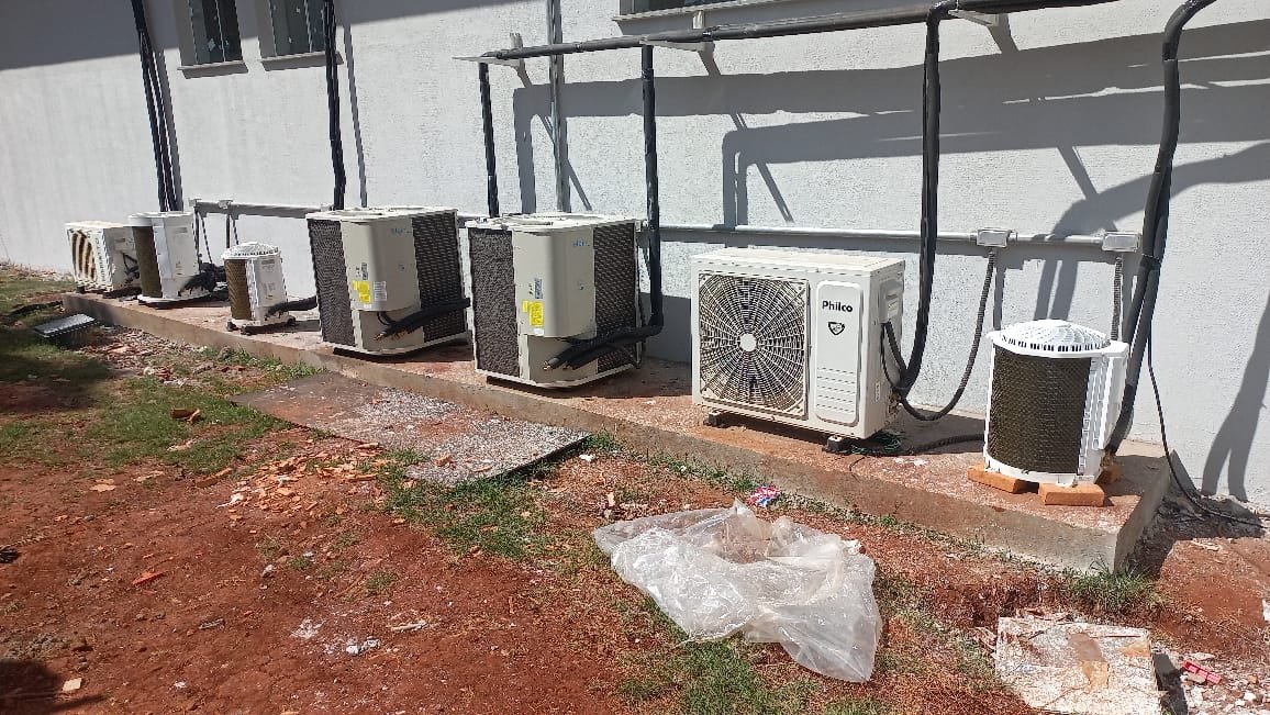 Instalação de unidades de ar-condicionado externas