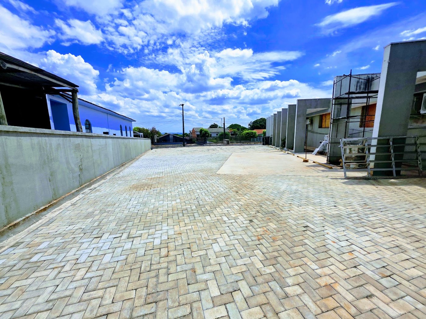 Pátio pavimentado em obra de urbanização