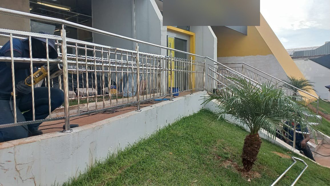 Instalação de corrimão e guarda-corpo em aço inox
